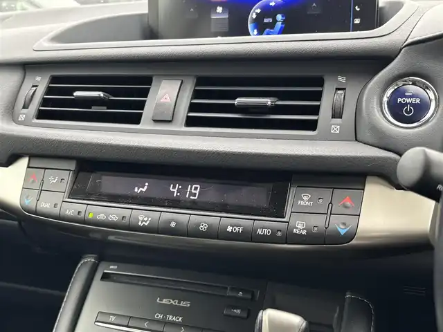 レクサス ＣＴ 200h バージョンC 大分県 2022(令4)年 1.6万km ソニッククォーツ ・純正ナビ(CD.DVD.SD.BT.USB.AUX)/・バックカメラ/・プリクラッシュセーフティ/・コーナーセンサー/・レーダークルーズコントロール/・ETC 2.0/・パワーシート/・シートメモリー/・シートヒーター/・パドルシフト/・ステアリングリモコン/・ハンドルヒーター/・オートハイビーム/・スマートキー