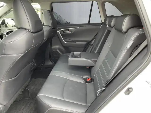 トヨタ ＲＡＶ４ G Zパッケージ 佐賀県 2020(令2)年 3.7万km ホワイトパールクリスタルシャイン ワンオーナー/パノラマムーンルーフ/デジタルインナーミラー/トヨタセーフティーセンス/・プリクラッシュセーフティ/・レーンディパーチャーアラート/・レーダークルーズコントロール/・ブラインドスポットモニター/・クリアランスソナー/・PKSB[パーキングサポートブレーキ]/・RSA[ロードサインアシスト]/9インチSDナビ/・Bluetooth/CD/DVD/フルセグTV/バックカメラ/前後ドライブレコーダー/ETC/合皮シート/DN席シートヒーター/D席メモリ付きパワーシート/革巻きステアリング/ステアリングリモコン/ステアリングヒーター/パワーバックドア/純正フロアマット/純正19インチアルミホイール/スマートキー/スペアキー/オートマチックハイビーム/ドアバイザー