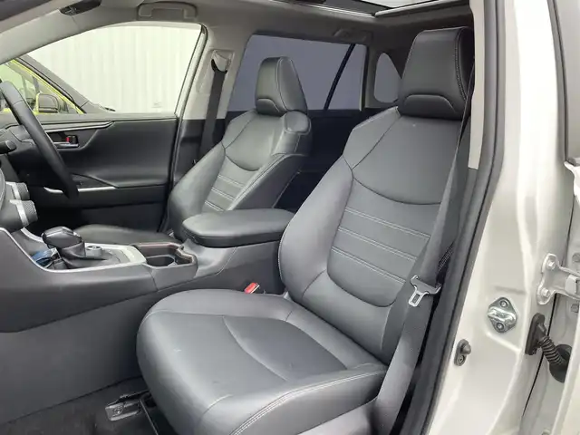 トヨタ ＲＡＶ４ G Zパッケージ 佐賀県 2020(令2)年 3.7万km ホワイトパールクリスタルシャイン ワンオーナー/パノラマムーンルーフ/デジタルインナーミラー/トヨタセーフティーセンス/・プリクラッシュセーフティ/・レーンディパーチャーアラート/・レーダークルーズコントロール/・ブラインドスポットモニター/・クリアランスソナー/・PKSB[パーキングサポートブレーキ]/・RSA[ロードサインアシスト]/9インチSDナビ/・Bluetooth/CD/DVD/フルセグTV/バックカメラ/前後ドライブレコーダー/ETC/合皮シート/DN席シートヒーター/D席メモリ付きパワーシート/革巻きステアリング/ステアリングリモコン/ステアリングヒーター/パワーバックドア/純正フロアマット/純正19インチアルミホイール/スマートキー/スペアキー/オートマチックハイビーム/ドアバイザー