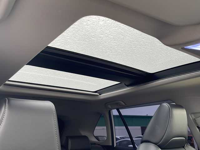 トヨタ ＲＡＶ４ G Zパッケージ 徳島県 2020(令2)年 3.7万km ホワイトパールクリスタルシャイン ワンオーナー/パノラマムーンルーフ/デジタルインナーミラー/トヨタセーフティーセンス/・プリクラッシュセーフティ/・レーンディパーチャーアラート/・レーダークルーズコントロール/・ブラインドスポットモニター/・クリアランスソナー/・PKSB[パーキングサポートブレーキ]/・RSA[ロードサインアシスト]/9インチSDナビ/・Bluetooth/CD/DVD/フルセグTV/バックカメラ/前後ドライブレコーダー/ETC/合皮シート/DN席シートヒーター/D席メモリ付きパワーシート/革巻きステアリング/ステアリングリモコン/ステアリングヒーター/パワーバックドア/純正フロアマット/純正19インチアルミホイール/スマートキー/スペアキー/オートマチックハイビーム/ドアバイザー