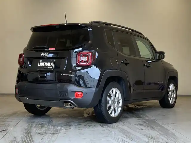 クライスラー・ジープ ジープ レネゲード リミテッド 熊本県 2021(令3)年 4.8万km ブラック ・スマートキー/・プッシュスタート/・自動緊急ブレーキ/・レーンセンス/・パークセンス/・ブラインドスポットモニター/・アクティブヘッドライト/・クスーズコントロール(追従式)/・黒革シート/・前席パワーシート/・前席シートヒーター /・ハンドルヒーター /・純正メモリナビ/　【BT・USB・AUX・AppleCarPlay・AndroidAuto】/・フルセグTV/・バックカメラ/・ETC/・ドライブレコーダー(前後録画)/・LEDヘッドランプ/・LEDフォグランプ/・純正マット