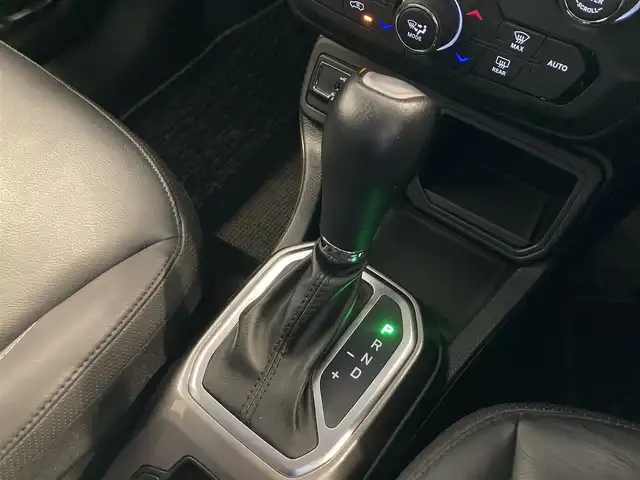 クライスラー・ジープ ジープ レネゲード リミテッド 熊本県 2021(令3)年 4.8万km ブラック ・スマートキー/・プッシュスタート/・自動緊急ブレーキ/・レーンセンス/・パークセンス/・ブラインドスポットモニター/・アクティブヘッドライト/・クスーズコントロール(追従式)/・黒革シート/・前席パワーシート/・前席シートヒーター /・ハンドルヒーター /・純正メモリナビ/　【BT・USB・AUX・AppleCarPlay・AndroidAuto】/・フルセグTV/・バックカメラ/・ETC/・ドライブレコーダー(前後録画)/・LEDヘッドランプ/・LEDフォグランプ/・純正マット