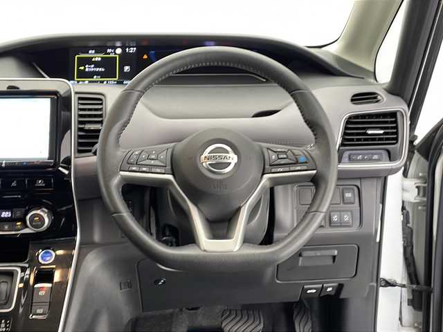 日産 セレナ e－パワー ハイウェイスター V 長野県 2021(令3)年 6.7万km ブリリアントホワイトパール 社外SDナビ/Bluetooth/CD/DVD/フルセグTV/全方位カメラ/社外前後ドライブレコーダー/ETC/デジタルインナーミラー/横滑り防止装置/衝突被害軽減システム/プロパイロット/駐車支援/ふらつき警報/側方支援/後側支援/速度標識表示/道路標識表示/ステアリングスイッチ/両側パワースライドドア/純正フロアマット/ドアバイザー/純正15インチAW装着/社外AW付き夏タイヤ4本積込/電動格納ミラー/コーナーセンサー/スマートキー/スペアキー1本/LEDヘッドライト