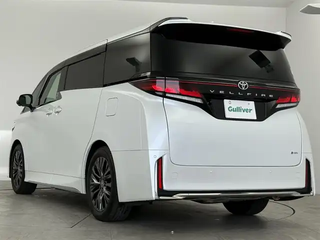 トヨタ ヴェルファイア ハイブリット Z プレミア 愛知県 2024(令6)年 2万km プラチナホワイトパールマイカ 13.2型有機EL後席ディスプレイ/左右独立ムーンルーフ　/純正14型メモリナビ/（FM/AM/BT/フルセグTV）　/全方位バックカメラ　/合皮シート　/前席＋二席目シートベンチレーション/前席＋二席目シートヒーター　/前席＋二席目パワーシート/ステアリングヒーター　/置くだけ充電　/デジタルインナーミラー　/ETC2.0/電動リアゲート/トヨタセーフティセンス/・プリクラッシュセーフティ/・レーンキープアシスト/・ブラインドスポットモニター/・ヘッドアップディスプレイ/・クリアランスソナー/・パーキングサポートブレーキ/・ロードサインアシスト/・レーダークルーズコントロール/・アダクティブハイビームシステム/・両側パワースライドドア/・純正19インチAW/・純正LEDヘッドライト/・純正フロアマット