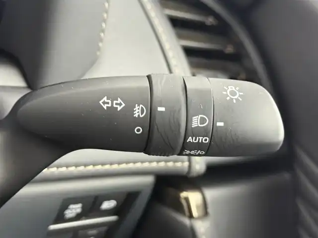 トヨタ ヴェルファイア ハイブリット Z プレミア 愛知県 2024(令6)年 2万km プラチナホワイトパールマイカ 13.2型有機EL後席ディスプレイ/左右独立ムーンルーフ　/純正14型メモリナビ/（FM/AM/BT/フルセグTV）　/全方位バックカメラ　/合皮シート　/前席＋二席目シートベンチレーション/前席＋二席目シートヒーター　/前席＋二席目パワーシート/ステアリングヒーター　/置くだけ充電　/デジタルインナーミラー　/ETC2.0/電動リアゲート/トヨタセーフティセンス/・プリクラッシュセーフティ/・レーンキープアシスト/・ブラインドスポットモニター/・ヘッドアップディスプレイ/・クリアランスソナー/・パーキングサポートブレーキ/・ロードサインアシスト/・レーダークルーズコントロール/・アダクティブハイビームシステム/・両側パワースライドドア/・純正19インチAW/・純正LEDヘッドライト/・純正フロアマット