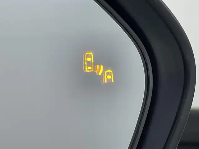 トヨタ Ｃ－ＨＲ G 岡山県 2017(平29)年 4.5万km ホワイトパールクリスタルシャイン 純正9インチナビ NSZT-Y66T/地デジ/Bluetooth/CD/DVD/SD/バックカメラ/ビルトインETC2.0/LEDヘッドライト/ハーフレザーシート /シートヒーター/トヨタセーフティセンス /・プリクラッシュセーフティ/・レーンキープアシスト/・オートハイビーム /レーダークルーズコントロール/純正フロアマット /トノカバー /純正18インチアルミホイール/コーナーセンサー