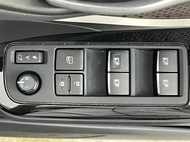 トヨタ Ｃ－ＨＲ G 岡山県 2017(平29)年 4.5万km ホワイトパールクリスタルシャイン 純正9インチナビ NSZT-Y66T/地デジ/Bluetooth/CD/DVD/SD/バックカメラ/ビルトインETC2.0/LEDヘッドライト/ハーフレザーシート /シートヒーター/トヨタセーフティセンス /・プリクラッシュセーフティ/・レーンキープアシスト/・オートハイビーム /レーダークルーズコントロール/純正フロアマット /トノカバー /純正18インチアルミホイール/コーナーセンサー