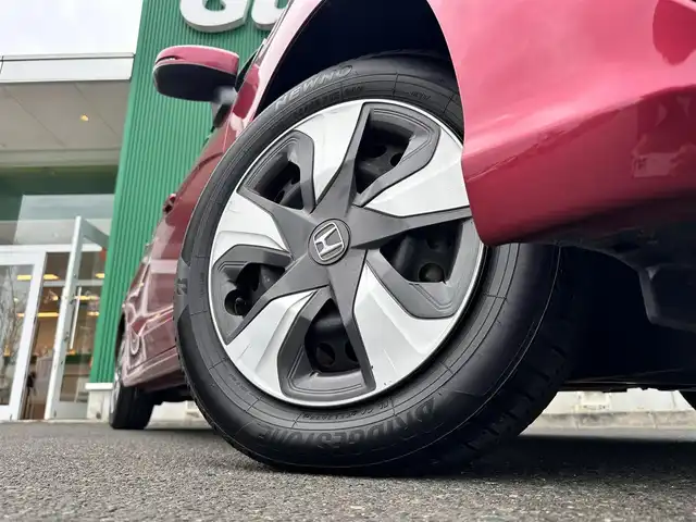 ホンダ フィット ハイブリット L ホンダセンシング 宮城県 2018(平30)年 1.2万km ルージュアメジストM ホンダセンシング/衝突軽減ブレーキ〈CMBS〉/●誤発進抑制機能/●歩行者事故低減ステアリング/●路外逸脱抑制機能/●ACC〈アダプティブ・クルーズ・コントロール〉/●LKAS〈車線維持支援システム〉/●先行車発進お知らせ機能/●標識認識機能/コンフォートビューパッケージ/●親水/ヒーテッドドアミラー/●フロントドア撥水ガラス/●熱線入りフロントウインドウ/純正ナビ（VXM-184VFi）/・CD/DVD/・Bluetooth/・フルセグTV/バックカメラ/ビルトインETC/ドライブレコーダー/ハーフレザーシート/革巻きステアリング/ステアリングスイッチ/LEDヘッドランプ/LEDフォグランプ/オートライト/スマートキー＆プッシュスタート/スペアキー1本/電動格納ミラー/純正フロアマット/ドアバイザー/W/サイド/カーテンエアバッ