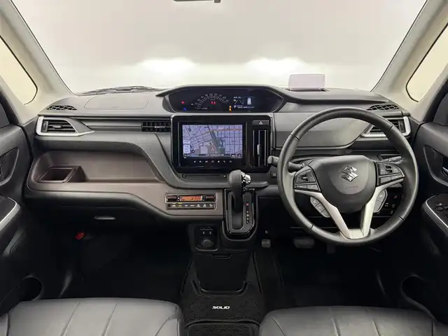 スズキ ソリオ バンディット HV MV 愛知県 2024(令6)年 1.4万km シルバー スズキセーフティサポート/純正メモリナビ/フルセグTV/Bluetooth/AppleCarPlay/AndroidAuto/両側パワースライドドア/全方位モニター/前席シートヒーター/アダプティブクルーズコントロール/革巻きステアリング/ステアリングスイッチ/後席サーキュレーター/黒レザー調シートカバー/ヘッドアップディスプレイ/純正15インチアルミホイール