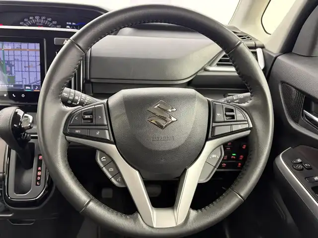 スズキ ソリオ バンディット HV MV 愛知県 2024(令6)年 1.4万km シルバー スズキセーフティサポート/純正メモリナビ/フルセグTV/Bluetooth/AppleCarPlay/AndroidAuto/両側パワースライドドア/全方位モニター/前席シートヒーター/アダプティブクルーズコントロール/革巻きステアリング/ステアリングスイッチ/後席サーキュレーター/黒レザー調シートカバー/ヘッドアップディスプレイ/純正15インチアルミホイール