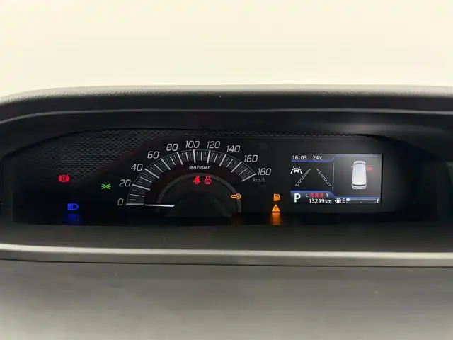 スズキ ソリオ バンディット HV MV 愛知県 2024(令6)年 1.4万km シルバー スズキセーフティサポート/純正メモリナビ/フルセグTV/Bluetooth/AppleCarPlay/AndroidAuto/両側パワースライドドア/全方位モニター/前席シートヒーター/アダプティブクルーズコントロール/革巻きステアリング/ステアリングスイッチ/後席サーキュレーター/黒レザー調シートカバー/ヘッドアップディスプレイ/純正15インチアルミホイール