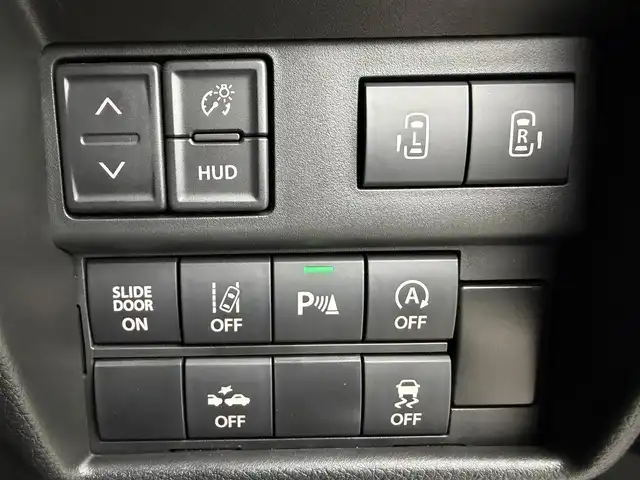 スズキ ソリオ バンディット HV MV 愛知県 2024(令6)年 1.4万km シルバー スズキセーフティサポート/純正メモリナビ/フルセグTV/Bluetooth/AppleCarPlay/AndroidAuto/両側パワースライドドア/全方位モニター/前席シートヒーター/アダプティブクルーズコントロール/革巻きステアリング/ステアリングスイッチ/後席サーキュレーター/黒レザー調シートカバー/ヘッドアップディスプレイ/純正15インチアルミホイール