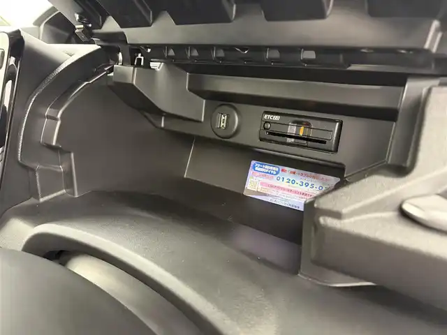 スズキ ソリオ バンディット HV MV 愛知県 2024(令6)年 1.4万km シルバー スズキセーフティサポート/純正メモリナビ/フルセグTV/Bluetooth/AppleCarPlay/AndroidAuto/両側パワースライドドア/全方位モニター/前席シートヒーター/アダプティブクルーズコントロール/革巻きステアリング/ステアリングスイッチ/後席サーキュレーター/黒レザー調シートカバー/ヘッドアップディスプレイ/純正15インチアルミホイール