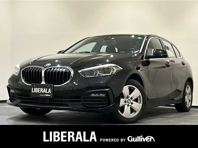 ＢＭＷ １１８ｄ プレイ エディションジョイ+ 新潟県 2020(令2)年 2.2万km サファイアブラックP オプション/コンフォート・パッケージ/-BMW Individual アルミニウムライン/-オートマチックテールゲートオペレーション/-アクティブクルーズコントロール/-イルミネーテッドベルリンインテリアトリム/iDriveナビゲーションパッケージ/-BMWライブコックピット/(マルチディスプレイメーターパネル、HDDナビゲーション)/-インテリジェントパーソナルアシスタント(AI音声会話システム)/-ITSスポット対応DSRC車載器(ルームミラー内蔵ETC)/-BMWコネクテッドドライブプロフェッショナル/ストレージパッケージ/-ストレージコンパートメントパッケージ/(シートバック収納、Type-C USB〔センター・コンソール、リヤ〕、/照明付リング〔センター・コンソール〕)/-ラゲージコンパートメントパッケージ（ストラップ、アディショナルラゲージコンパートメントライト〔左側〕、積載量アップ機能〔リヤ・シート〕)/-ラゲージコンパートメントネット/主要装備/衝突被害軽減ブレーキ/レーンキープアシスト/ブラインドスポットアシスト/純正16インチアルミホイール/LEDヘッドライト/バックカメラ/スマートキー