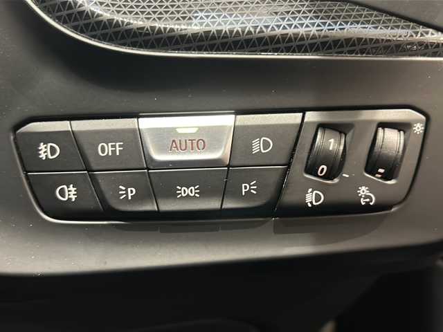 ＢＭＷ １１８ｄ プレイ エディションジョイ+ 新潟県 2020(令2)年 2.2万km サファイアブラックP オプション/コンフォート・パッケージ/-BMW Individual アルミニウムライン/-オートマチックテールゲートオペレーション/-アクティブクルーズコントロール/-イルミネーテッドベルリンインテリアトリム/iDriveナビゲーションパッケージ/-BMWライブコックピット/(マルチディスプレイメーターパネル、HDDナビゲーション)/-インテリジェントパーソナルアシスタント(AI音声会話システム)/-ITSスポット対応DSRC車載器(ルームミラー内蔵ETC)/-BMWコネクテッドドライブプロフェッショナル/ストレージパッケージ/-ストレージコンパートメントパッケージ/(シートバック収納、Type-C USB〔センター・コンソール、リヤ〕、/照明付リング〔センター・コンソール〕)/-ラゲージコンパートメントパッケージ（ストラップ、アディショナルラゲージコンパートメントライト〔左側〕、積載量アップ機能〔リヤ・シート〕)/-ラゲージコンパートメントネット/主要装備/衝突被害軽減ブレーキ/レーンキープアシスト/ブラインドスポットアシスト/純正16インチアルミホイール/LEDヘッドライト/バックカメラ/スマートキー