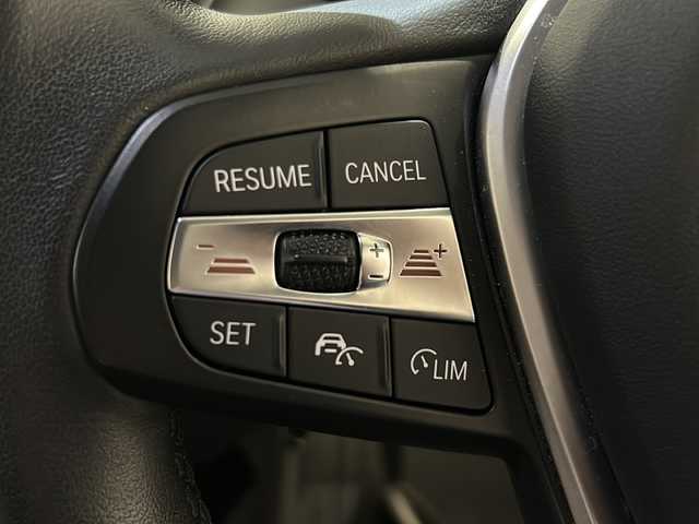 ＢＭＷ １１８ｄ プレイ エディションジョイ+ 新潟県 2020(令2)年 2.2万km サファイアブラックP オプション/コンフォート・パッケージ/-BMW Individual アルミニウムライン/-オートマチックテールゲートオペレーション/-アクティブクルーズコントロール/-イルミネーテッドベルリンインテリアトリム/iDriveナビゲーションパッケージ/-BMWライブコックピット/(マルチディスプレイメーターパネル、HDDナビゲーション)/-インテリジェントパーソナルアシスタント(AI音声会話システム)/-ITSスポット対応DSRC車載器(ルームミラー内蔵ETC)/-BMWコネクテッドドライブプロフェッショナル/ストレージパッケージ/-ストレージコンパートメントパッケージ/(シートバック収納、Type-C USB〔センター・コンソール、リヤ〕、/照明付リング〔センター・コンソール〕)/-ラゲージコンパートメントパッケージ（ストラップ、アディショナルラゲージコンパートメントライト〔左側〕、積載量アップ機能〔リヤ・シート〕)/-ラゲージコンパートメントネット/主要装備/衝突被害軽減ブレーキ/レーンキープアシスト/ブラインドスポットアシスト/純正16インチアルミホイール/LEDヘッドライト/バックカメラ/スマートキー