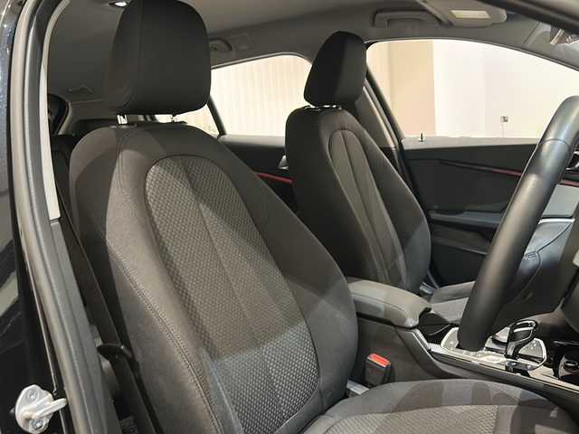 ＢＭＷ １１８ｄ プレイ エディションジョイ+ 新潟県 2020(令2)年 2.2万km サファイアブラックP オプション/コンフォート・パッケージ/-BMW Individual アルミニウムライン/-オートマチックテールゲートオペレーション/-アクティブクルーズコントロール/-イルミネーテッドベルリンインテリアトリム/iDriveナビゲーションパッケージ/-BMWライブコックピット/(マルチディスプレイメーターパネル、HDDナビゲーション)/-インテリジェントパーソナルアシスタント(AI音声会話システム)/-ITSスポット対応DSRC車載器(ルームミラー内蔵ETC)/-BMWコネクテッドドライブプロフェッショナル/ストレージパッケージ/-ストレージコンパートメントパッケージ/(シートバック収納、Type-C USB〔センター・コンソール、リヤ〕、/照明付リング〔センター・コンソール〕)/-ラゲージコンパートメントパッケージ（ストラップ、アディショナルラゲージコンパートメントライト〔左側〕、積載量アップ機能〔リヤ・シート〕)/-ラゲージコンパートメントネット/主要装備/衝突被害軽減ブレーキ/レーンキープアシスト/ブラインドスポットアシスト/純正16インチアルミホイール/LEDヘッドライト/バックカメラ/スマートキー