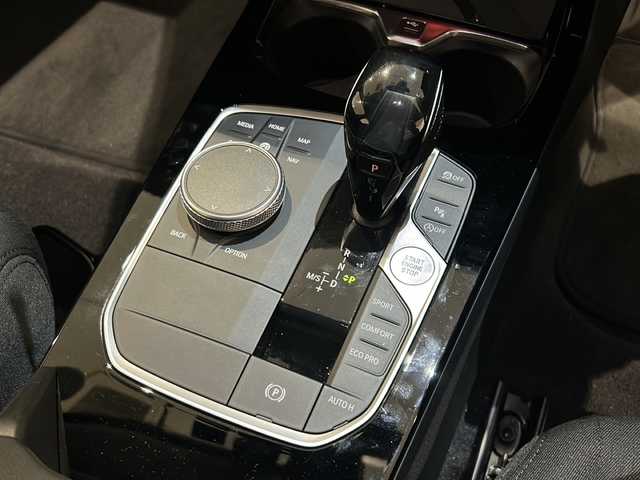 ＢＭＷ １１８ｄ プレイ エディションジョイ+ 新潟県 2020(令2)年 2.2万km サファイアブラックP オプション/コンフォート・パッケージ/-BMW Individual アルミニウムライン/-オートマチックテールゲートオペレーション/-アクティブクルーズコントロール/-イルミネーテッドベルリンインテリアトリム/iDriveナビゲーションパッケージ/-BMWライブコックピット/(マルチディスプレイメーターパネル、HDDナビゲーション)/-インテリジェントパーソナルアシスタント(AI音声会話システム)/-ITSスポット対応DSRC車載器(ルームミラー内蔵ETC)/-BMWコネクテッドドライブプロフェッショナル/ストレージパッケージ/-ストレージコンパートメントパッケージ/(シートバック収納、Type-C USB〔センター・コンソール、リヤ〕、/照明付リング〔センター・コンソール〕)/-ラゲージコンパートメントパッケージ（ストラップ、アディショナルラゲージコンパートメントライト〔左側〕、積載量アップ機能〔リヤ・シート〕)/-ラゲージコンパートメントネット/主要装備/衝突被害軽減ブレーキ/レーンキープアシスト/ブラインドスポットアシスト/純正16インチアルミホイール/LEDヘッドライト/バックカメラ/スマートキー