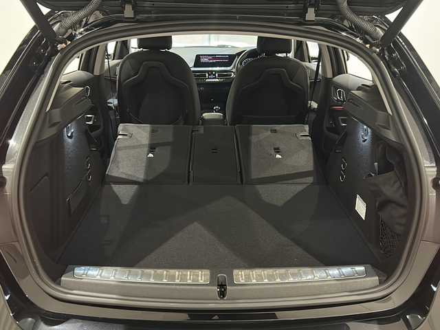 ＢＭＷ １１８ｄ プレイ エディションジョイ+ 新潟県 2020(令2)年 2.2万km サファイアブラックP オプション/コンフォート・パッケージ/-BMW Individual アルミニウムライン/-オートマチックテールゲートオペレーション/-アクティブクルーズコントロール/-イルミネーテッドベルリンインテリアトリム/iDriveナビゲーションパッケージ/-BMWライブコックピット/(マルチディスプレイメーターパネル、HDDナビゲーション)/-インテリジェントパーソナルアシスタント(AI音声会話システム)/-ITSスポット対応DSRC車載器(ルームミラー内蔵ETC)/-BMWコネクテッドドライブプロフェッショナル/ストレージパッケージ/-ストレージコンパートメントパッケージ/(シートバック収納、Type-C USB〔センター・コンソール、リヤ〕、/照明付リング〔センター・コンソール〕)/-ラゲージコンパートメントパッケージ（ストラップ、アディショナルラゲージコンパートメントライト〔左側〕、積載量アップ機能〔リヤ・シート〕)/-ラゲージコンパートメントネット/主要装備/衝突被害軽減ブレーキ/レーンキープアシスト/ブラインドスポットアシスト/純正16インチアルミホイール/LEDヘッドライト/バックカメラ/スマートキー