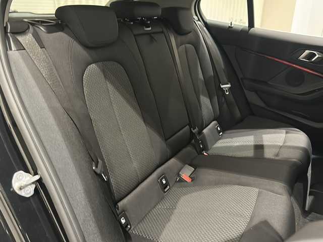 ＢＭＷ １１８ｄ プレイ エディションジョイ+ 新潟県 2020(令2)年 2.2万km サファイアブラックP オプション/コンフォート・パッケージ/-BMW Individual アルミニウムライン/-オートマチックテールゲートオペレーション/-アクティブクルーズコントロール/-イルミネーテッドベルリンインテリアトリム/iDriveナビゲーションパッケージ/-BMWライブコックピット/(マルチディスプレイメーターパネル、HDDナビゲーション)/-インテリジェントパーソナルアシスタント(AI音声会話システム)/-ITSスポット対応DSRC車載器(ルームミラー内蔵ETC)/-BMWコネクテッドドライブプロフェッショナル/ストレージパッケージ/-ストレージコンパートメントパッケージ/(シートバック収納、Type-C USB〔センター・コンソール、リヤ〕、/照明付リング〔センター・コンソール〕)/-ラゲージコンパートメントパッケージ（ストラップ、アディショナルラゲージコンパートメントライト〔左側〕、積載量アップ機能〔リヤ・シート〕)/-ラゲージコンパートメントネット/主要装備/衝突被害軽減ブレーキ/レーンキープアシスト/ブラインドスポットアシスト/純正16インチアルミホイール/LEDヘッドライト/バックカメラ/スマートキー