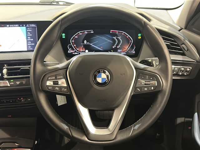 ＢＭＷ １１８ｄ プレイ エディションジョイ+ 新潟県 2020(令2)年 2.2万km サファイアブラックP オプション/コンフォート・パッケージ/-BMW Individual アルミニウムライン/-オートマチックテールゲートオペレーション/-アクティブクルーズコントロール/-イルミネーテッドベルリンインテリアトリム/iDriveナビゲーションパッケージ/-BMWライブコックピット/(マルチディスプレイメーターパネル、HDDナビゲーション)/-インテリジェントパーソナルアシスタント(AI音声会話システム)/-ITSスポット対応DSRC車載器(ルームミラー内蔵ETC)/-BMWコネクテッドドライブプロフェッショナル/ストレージパッケージ/-ストレージコンパートメントパッケージ/(シートバック収納、Type-C USB〔センター・コンソール、リヤ〕、/照明付リング〔センター・コンソール〕)/-ラゲージコンパートメントパッケージ（ストラップ、アディショナルラゲージコンパートメントライト〔左側〕、積載量アップ機能〔リヤ・シート〕)/-ラゲージコンパートメントネット/主要装備/衝突被害軽減ブレーキ/レーンキープアシスト/ブラインドスポットアシスト/純正16インチアルミホイール/LEDヘッドライト/バックカメラ/スマートキー