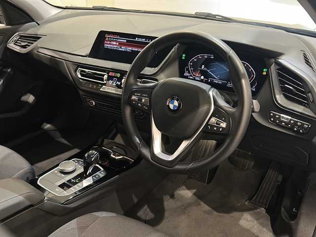 ＢＭＷ １１８ｄ プレイ エディションジョイ+ 新潟県 2020(令2)年 2.2万km サファイアブラックP オプション/コンフォート・パッケージ/-BMW Individual アルミニウムライン/-オートマチックテールゲートオペレーション/-アクティブクルーズコントロール/-イルミネーテッドベルリンインテリアトリム/iDriveナビゲーションパッケージ/-BMWライブコックピット/(マルチディスプレイメーターパネル、HDDナビゲーション)/-インテリジェントパーソナルアシスタント(AI音声会話システム)/-ITSスポット対応DSRC車載器(ルームミラー内蔵ETC)/-BMWコネクテッドドライブプロフェッショナル/ストレージパッケージ/-ストレージコンパートメントパッケージ/(シートバック収納、Type-C USB〔センター・コンソール、リヤ〕、/照明付リング〔センター・コンソール〕)/-ラゲージコンパートメントパッケージ（ストラップ、アディショナルラゲージコンパートメントライト〔左側〕、積載量アップ機能〔リヤ・シート〕)/-ラゲージコンパートメントネット/主要装備/衝突被害軽減ブレーキ/レーンキープアシスト/ブラインドスポットアシスト/純正16インチアルミホイール/LEDヘッドライト/バックカメラ/スマートキー