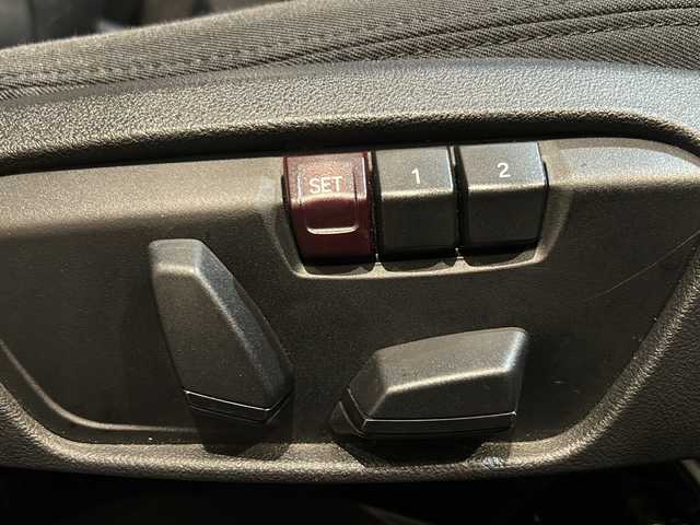 ＢＭＷ １１８ｄ プレイ エディションジョイ+ 新潟県 2020(令2)年 2.2万km サファイアブラックP オプション/コンフォート・パッケージ/-BMW Individual アルミニウムライン/-オートマチックテールゲートオペレーション/-アクティブクルーズコントロール/-イルミネーテッドベルリンインテリアトリム/iDriveナビゲーションパッケージ/-BMWライブコックピット/(マルチディスプレイメーターパネル、HDDナビゲーション)/-インテリジェントパーソナルアシスタント(AI音声会話システム)/-ITSスポット対応DSRC車載器(ルームミラー内蔵ETC)/-BMWコネクテッドドライブプロフェッショナル/ストレージパッケージ/-ストレージコンパートメントパッケージ/(シートバック収納、Type-C USB〔センター・コンソール、リヤ〕、/照明付リング〔センター・コンソール〕)/-ラゲージコンパートメントパッケージ（ストラップ、アディショナルラゲージコンパートメントライト〔左側〕、積載量アップ機能〔リヤ・シート〕)/-ラゲージコンパートメントネット/主要装備/衝突被害軽減ブレーキ/レーンキープアシスト/ブラインドスポットアシスト/純正16インチアルミホイール/LEDヘッドライト/バックカメラ/スマートキー