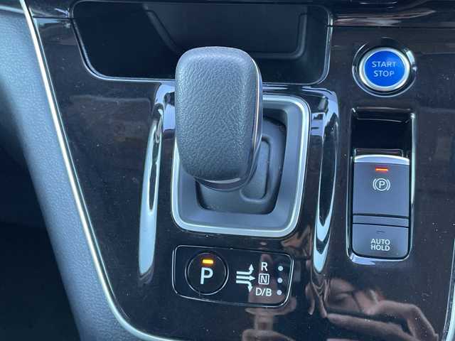 日産 セレナ e－パワー ハイウェイスター V 千葉県 2020(令2)年 3.3万km ブリリアントホワイトパール 純正10インチナビ/(フルセグＴＶ/Bluetooth/CD/DVD/Blu-ray)/全周囲カメラ/ドライブレコーダー前後/ブラインドスポットモニター/パーキングアシスト/衝突被害軽減システム/車線逸脱警報/クルーズコントロール/フリップダウンモニター/ハンズフリー両側オートスライドドア/横滑り防止装置/ビルトインETC/LEDヘッドライト/フォグランプ/オートライト/ウィンカーミラー/電動格納ミラー/純正15インチAW/シートヒーター/シートリフター/ステアリングヒーター/プッシュスタート/スマートキー/フロアマット/スペアキー/取扱説明書