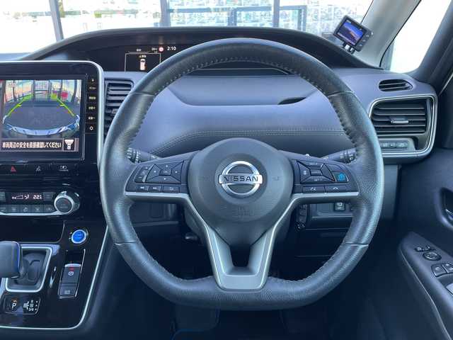 日産 セレナ e－パワー ハイウェイスター V 千葉県 2020(令2)年 3.3万km ブリリアントホワイトパール 純正10インチナビ/(フルセグＴＶ/Bluetooth/CD/DVD/Blu-ray)/全周囲カメラ/ドライブレコーダー前後/ブラインドスポットモニター/パーキングアシスト/衝突被害軽減システム/車線逸脱警報/クルーズコントロール/フリップダウンモニター/ハンズフリー両側オートスライドドア/横滑り防止装置/ビルトインETC/LEDヘッドライト/フォグランプ/オートライト/ウィンカーミラー/電動格納ミラー/純正15インチAW/シートヒーター/シートリフター/ステアリングヒーター/プッシュスタート/スマートキー/フロアマット/スペアキー/取扱説明書