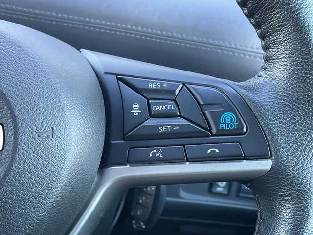 日産 セレナ e－パワー ハイウェイスター V 千葉県 2020(令2)年 3.3万km ブリリアントホワイトパール 純正10インチナビ/(フルセグＴＶ/Bluetooth/CD/DVD/Blu-ray)/全周囲カメラ/ドライブレコーダー前後/ブラインドスポットモニター/パーキングアシスト/衝突被害軽減システム/車線逸脱警報/クルーズコントロール/フリップダウンモニター/ハンズフリー両側オートスライドドア/横滑り防止装置/ビルトインETC/LEDヘッドライト/フォグランプ/オートライト/ウィンカーミラー/電動格納ミラー/純正15インチAW/シートヒーター/シートリフター/ステアリングヒーター/プッシュスタート/スマートキー/フロアマット/スペアキー/取扱説明書