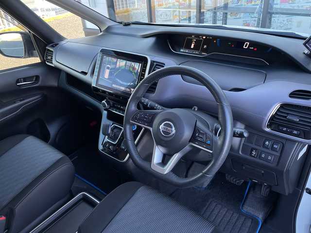 日産 セレナ e－パワー ハイウェイスター V 千葉県 2020(令2)年 3.3万km ブリリアントホワイトパール 純正10インチナビ/(フルセグＴＶ/Bluetooth/CD/DVD/Blu-ray)/全周囲カメラ/ドライブレコーダー前後/ブラインドスポットモニター/パーキングアシスト/衝突被害軽減システム/車線逸脱警報/クルーズコントロール/フリップダウンモニター/ハンズフリー両側オートスライドドア/横滑り防止装置/ビルトインETC/LEDヘッドライト/フォグランプ/オートライト/ウィンカーミラー/電動格納ミラー/純正15インチAW/シートヒーター/シートリフター/ステアリングヒーター/プッシュスタート/スマートキー/フロアマット/スペアキー/取扱説明書