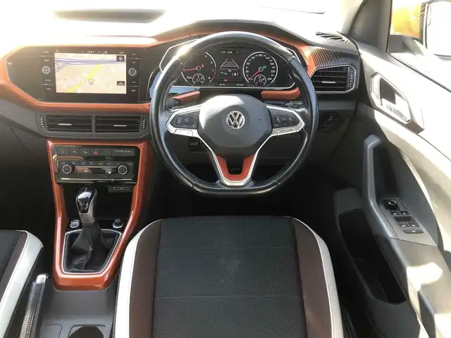 フォルクスワーゲン Ｔ－クロス TSI 1stプラス 福岡県 2020(令2)年 5万km ピュアホワイト 純正ナビ/　フルセグTV/CD/DVD/Bluetooth/バックカメラ/前後ドライブレコーダー/ACC（アダプティブクルーズコントロール）/エマージェンシーブレーキアシスト/パーキングアシスト/レーンキープアシスト/ブラインドスポットディテクション/パドルシフト/アイドリングストップ/ウィンカーミラー/純正フロアマット/ハーフレザーシート/プッシュスタート/ETC/LEDヘッドライト/置くだけ充電/ルーフレール/取扱説明書