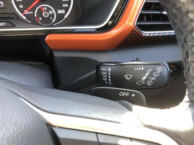 フォルクスワーゲン Ｔ－クロス TSI 1stプラス 福岡県 2020(令2)年 5万km ピュアホワイト 純正ナビ/　フルセグTV/CD/DVD/Bluetooth/バックカメラ/前後ドライブレコーダー/ACC（アダプティブクルーズコントロール）/エマージェンシーブレーキアシスト/パーキングアシスト/レーンキープアシスト/ブラインドスポットディテクション/パドルシフト/アイドリングストップ/ウィンカーミラー/純正フロアマット/ハーフレザーシート/プッシュスタート/ETC/LEDヘッドライト/置くだけ充電/ルーフレール/取扱説明書