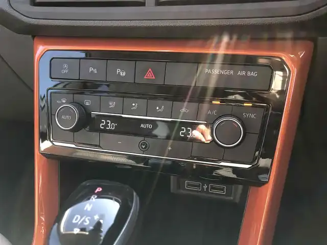 フォルクスワーゲン Ｔ－クロス TSI 1stプラス 福岡県 2020(令2)年 5万km ピュアホワイト 純正ナビ/　フルセグTV/CD/DVD/Bluetooth/バックカメラ/前後ドライブレコーダー/ACC（アダプティブクルーズコントロール）/エマージェンシーブレーキアシスト/パーキングアシスト/レーンキープアシスト/ブラインドスポットディテクション/パドルシフト/アイドリングストップ/ウィンカーミラー/純正フロアマット/ハーフレザーシート/プッシュスタート/ETC/LEDヘッドライト/置くだけ充電/ルーフレール/取扱説明書