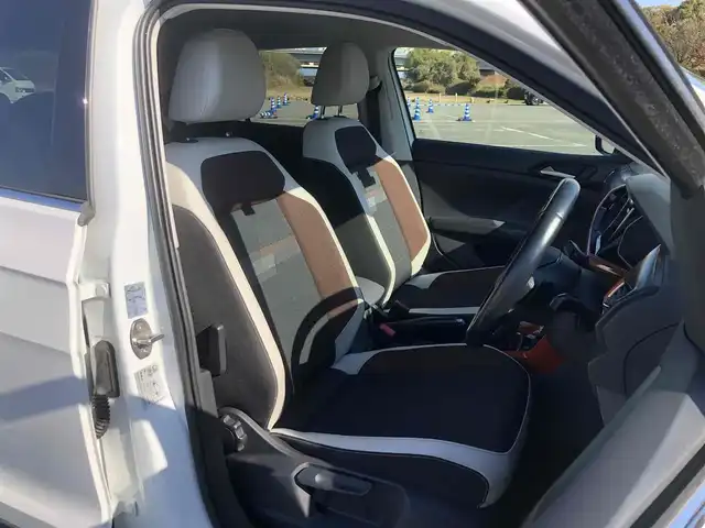 フォルクスワーゲン Ｔ－クロス TSI 1stプラス 福岡県 2020(令2)年 5万km ピュアホワイト 純正ナビ/　フルセグTV/CD/DVD/Bluetooth/バックカメラ/前後ドライブレコーダー/ACC（アダプティブクルーズコントロール）/エマージェンシーブレーキアシスト/パーキングアシスト/レーンキープアシスト/ブラインドスポットディテクション/パドルシフト/アイドリングストップ/ウィンカーミラー/純正フロアマット/ハーフレザーシート/プッシュスタート/ETC/LEDヘッドライト/置くだけ充電/ルーフレール/取扱説明書