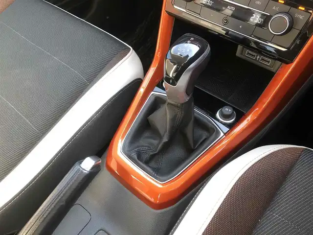 フォルクスワーゲン Ｔ－クロス TSI 1stプラス 福岡県 2020(令2)年 5万km ピュアホワイト 純正ナビ/　フルセグTV/CD/DVD/Bluetooth/バックカメラ/前後ドライブレコーダー/ACC（アダプティブクルーズコントロール）/エマージェンシーブレーキアシスト/パーキングアシスト/レーンキープアシスト/ブラインドスポットディテクション/パドルシフト/アイドリングストップ/ウィンカーミラー/純正フロアマット/ハーフレザーシート/プッシュスタート/ETC/LEDヘッドライト/置くだけ充電/ルーフレール/取扱説明書