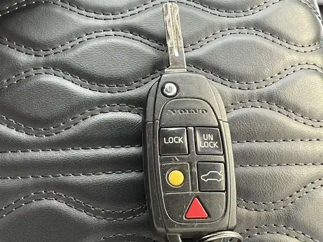 ボルボ Ｖ７０ 兵庫県 2006(平18)年 12.6万km ルビーレッドパール 社外ポータブルナビ・ワンセグ/純正オーディオ・CD・FM・AM/ETC/バックカメラ/シートヒーター/リモコンキー×1/ウィンターモード/社外フロアマット