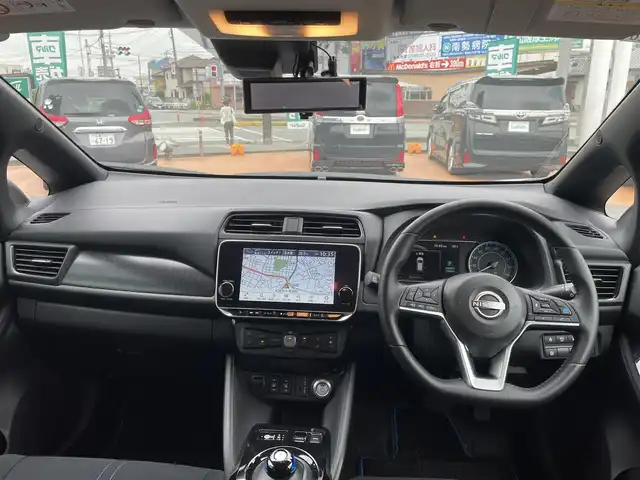 日産 リーフ X Vセレクション 三重県 2023(令5)年 3.3万km オーロラフレアブルーパール ワンオーナー/インテリジェントエマージェンシーブレーキ/クルーズコントロール/プロパイロット/フロント/バックソナー/インテリジェントアラウンドビューモニター/インテリジェントルームミラー（インナーミラー）/LEDヘッドランプ/オートライト/ルーフ同色電動オート格納ドアミラー/215/50R17 タイヤ/　＊17インチアルミホイール/電動パーキングブレーキ/革巻ステアリングホイール/ステアリングスイッチ/ステアリングヒーター/SRSエアバック（運転席/助手席/サイド/カーテン）/プラズマクラスターオートエアコン/シートヒーター（運転席/助手席）/インテリジェントキー/プッシュスタート