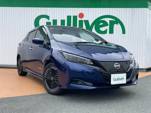日産 リーフ X Vセレクション 三重県 2023(令5)年 3.3万km オーロラフレアブルーパール ワンオーナー/インテリジェントエマージェンシーブレーキ/クルーズコントロール/プロパイロット/フロント/バックソナー/インテリジェントアラウンドビューモニター/インテリジェントルームミラー（インナーミラー）/LEDヘッドランプ/オートライト/ルーフ同色電動オート格納ドアミラー/215/50R17 タイヤ/　＊17インチアルミホイール/電動パーキングブレーキ/革巻ステアリングホイール/ステアリングスイッチ/ステアリングヒーター/SRSエアバック（運転席/助手席/サイド/カーテン）/プラズマクラスターオートエアコン/シートヒーター（運転席/助手席）/インテリジェントキー/プッシュスタート