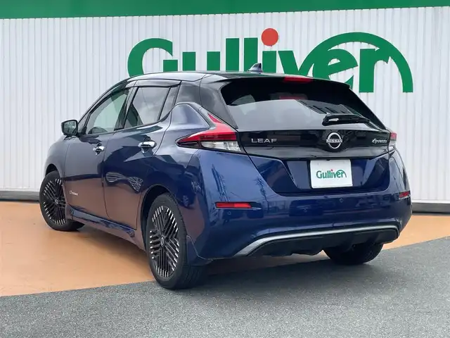日産 リーフ X Vセレクション 三重県 2023(令5)年 3.3万km オーロラフレアブルーパール ワンオーナー/インテリジェントエマージェンシーブレーキ/クルーズコントロール/プロパイロット/フロント/バックソナー/インテリジェントアラウンドビューモニター/インテリジェントルームミラー（インナーミラー）/LEDヘッドランプ/オートライト/ルーフ同色電動オート格納ドアミラー/215/50R17 タイヤ/　＊17インチアルミホイール/電動パーキングブレーキ/革巻ステアリングホイール/ステアリングスイッチ/ステアリングヒーター/SRSエアバック（運転席/助手席/サイド/カーテン）/プラズマクラスターオートエアコン/シートヒーター（運転席/助手席）/インテリジェントキー/プッシュスタート