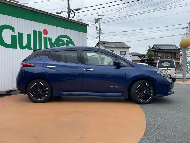 日産 リーフ X Vセレクション 三重県 2023(令5)年 3.3万km オーロラフレアブルーパール ワンオーナー/インテリジェントエマージェンシーブレーキ/クルーズコントロール/プロパイロット/フロント/バックソナー/インテリジェントアラウンドビューモニター/インテリジェントルームミラー（インナーミラー）/LEDヘッドランプ/オートライト/ルーフ同色電動オート格納ドアミラー/215/50R17 タイヤ/　＊17インチアルミホイール/電動パーキングブレーキ/革巻ステアリングホイール/ステアリングスイッチ/ステアリングヒーター/SRSエアバック（運転席/助手席/サイド/カーテン）/プラズマクラスターオートエアコン/シートヒーター（運転席/助手席）/インテリジェントキー/プッシュスタート