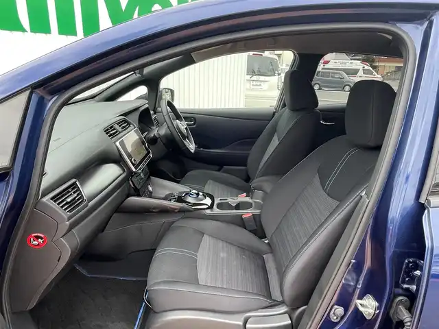 日産 リーフ X Vセレクション 三重県 2023(令5)年 3.3万km オーロラフレアブルーパール ワンオーナー/インテリジェントエマージェンシーブレーキ/クルーズコントロール/プロパイロット/フロント/バックソナー/インテリジェントアラウンドビューモニター/インテリジェントルームミラー（インナーミラー）/LEDヘッドランプ/オートライト/ルーフ同色電動オート格納ドアミラー/215/50R17 タイヤ/　＊17インチアルミホイール/電動パーキングブレーキ/革巻ステアリングホイール/ステアリングスイッチ/ステアリングヒーター/SRSエアバック（運転席/助手席/サイド/カーテン）/プラズマクラスターオートエアコン/シートヒーター（運転席/助手席）/インテリジェントキー/プッシュスタート