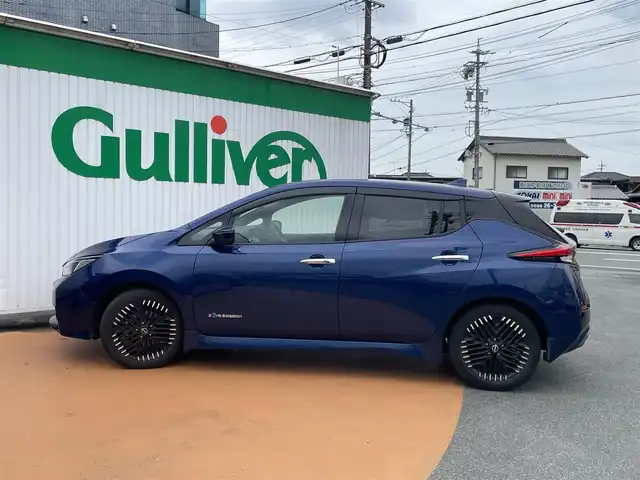 日産 リーフ X Vセレクション 三重県 2023(令5)年 3.3万km オーロラフレアブルーパール ワンオーナー/インテリジェントエマージェンシーブレーキ/クルーズコントロール/プロパイロット/フロント/バックソナー/インテリジェントアラウンドビューモニター/インテリジェントルームミラー（インナーミラー）/LEDヘッドランプ/オートライト/ルーフ同色電動オート格納ドアミラー/215/50R17 タイヤ/　＊17インチアルミホイール/電動パーキングブレーキ/革巻ステアリングホイール/ステアリングスイッチ/ステアリングヒーター/SRSエアバック（運転席/助手席/サイド/カーテン）/プラズマクラスターオートエアコン/シートヒーター（運転席/助手席）/インテリジェントキー/プッシュスタート