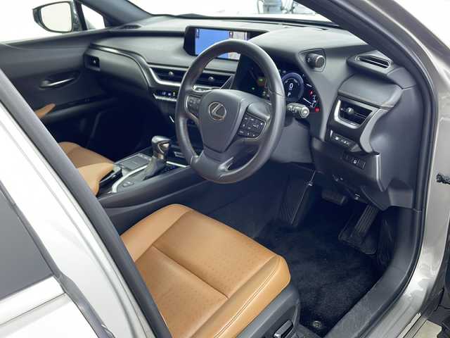 レクサス ＵＸ 250h バージョンC 兵庫県 2020(令2)年 4.4万km ソニックチタニウム ・純正ナビ＆TV＆BT＆CD＆DVD＆USB＆AUX/・全方位カメラ/・LEXUSsafety/・レーダークルーズコントロール/・BSM/・ビルトインETC2.0/・前後ドライブレコーダー/・革シート/・パワーシート/・シートヒーター/・メモリーシート/・ステアリングヒーター/・パドルシフト/・LEDオートライト/・フォグランプ/・オートマチックハイビーム/・純正17インチAW/・純正フロアマット/・防眩ミラー/・スペアキー