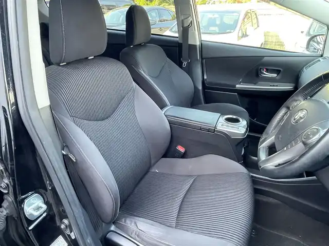 トヨタ プリウス α S ツーリングセレクション 大阪府 2015(平27)年 12.8万km アティチュードブラックマイカ (株)IDOMが運営する【じしゃロン東大阪店】の自社ローン専用車両になります。こちらは現金またはオートローンご利用時の価格です。自社ローンご希望の方は別途その旨お申付け下さい/後期型/純正SDナビ【NSZT-W64】/フルセグTV/バックカメラ/LEDヘッドライト/スマートキー＆プッシュスタート/ビルトインETC/純正17インチアルミ/取説＆保証書