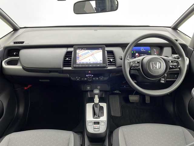 ホンダ フィット e:HEVベーシック 千葉県 2023(令5)年 1万km クリスタルブラックパール Honda SENSING/・衝突軽減ブレーキ/・先行車発進お知らせ機能/・路外逸脱制御機能/・標識認識機能/・レーダークルーズコントロール/・車線維持支援/・誤発進抑制機能/・後方誤発進抑制機能/純正8インチインターナビ/・フルセグTV/・Bluetooth接続/・CD/DVD再生機能/バックカメラ/スマートキー/前後コーナーセンサー/LEDヘッドライト/