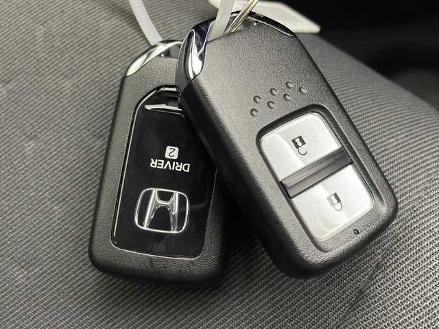 ホンダ フィット e:HEVベーシック 千葉県 2023(令5)年 1万km クリスタルブラックパール Honda SENSING/・衝突軽減ブレーキ/・先行車発進お知らせ機能/・路外逸脱制御機能/・標識認識機能/・レーダークルーズコントロール/・車線維持支援/・誤発進抑制機能/・後方誤発進抑制機能/純正8インチインターナビ/・フルセグTV/・Bluetooth接続/・CD/DVD再生機能/バックカメラ/スマートキー/前後コーナーセンサー/LEDヘッドライト/