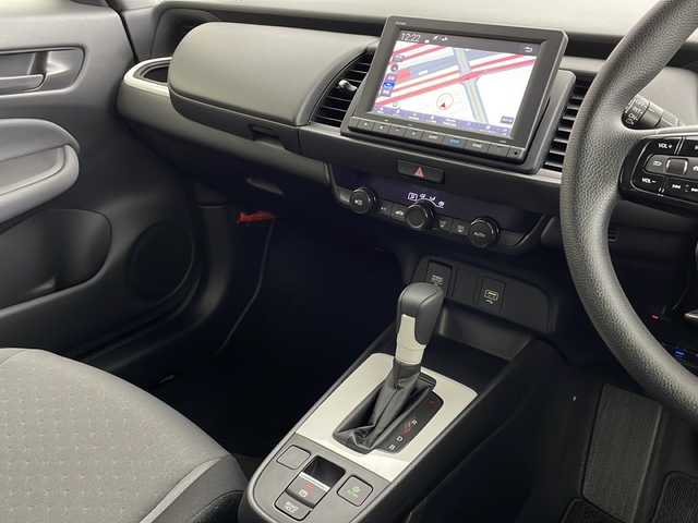 ホンダ フィット e:HEVベーシック 千葉県 2023(令5)年 1万km クリスタルブラックパール Honda SENSING/・衝突軽減ブレーキ/・先行車発進お知らせ機能/・路外逸脱制御機能/・標識認識機能/・レーダークルーズコントロール/・車線維持支援/・誤発進抑制機能/・後方誤発進抑制機能/純正8インチインターナビ/・フルセグTV/・Bluetooth接続/・CD/DVD再生機能/バックカメラ/スマートキー/前後コーナーセンサー/LEDヘッドライト/