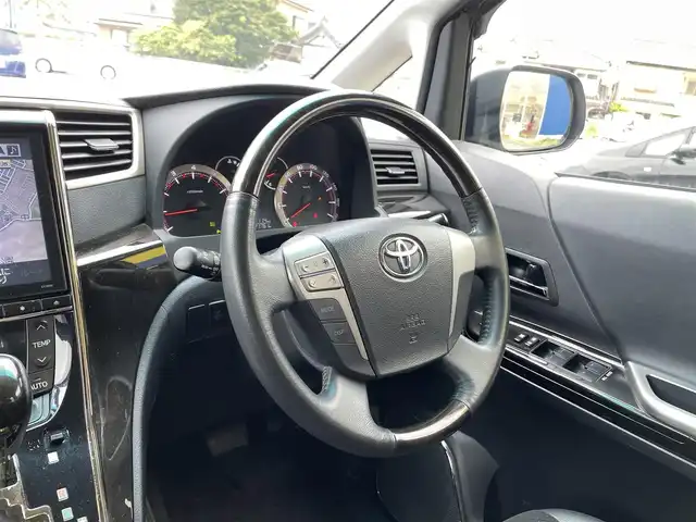 トヨタ ヴェルファイア 2．4Z ゴールデンアイズⅡ 福島県 2014(平26)年 12.2万km ホワイトパールクリスタルシャイン (株)IDOMが運営する【じしゃロンいわき店】の自社ローン専用車両になります。こちらは現金またはオートローンご利用時の価格です。自社ローンご希望の方は別途その旨お申付け下さい/登録時走行距離121761km/ALPINE社外ナビゲーション/型番：EX1000/フリップダウンモニター /バックカメラ/プッシュスタート/スマートキー/両側パワースライドドア/パワーバックドア/純正サイドバイザー/純正フロアマット/１２V電源/クルーズコントロール/純正アルミホイール