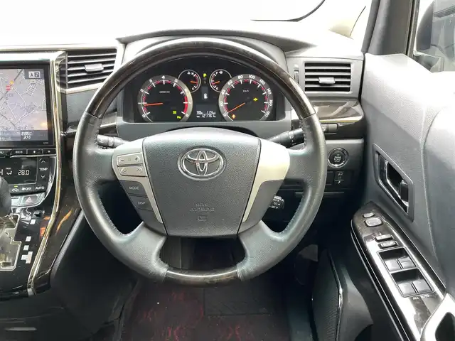 トヨタ ヴェルファイア 2．4Z ゴールデンアイズⅡ 福島県 2014(平26)年 12.2万km ホワイトパールクリスタルシャイン (株)IDOMが運営する【じしゃロンいわき店】の自社ローン専用車両になります。こちらは現金またはオートローンご利用時の価格です。自社ローンご希望の方は別途その旨お申付け下さい/登録時走行距離121761km/ALPINE社外ナビゲーション/型番：EX1000/フリップダウンモニター /バックカメラ/プッシュスタート/スマートキー/両側パワースライドドア/パワーバックドア/純正サイドバイザー/純正フロアマット/１２V電源/クルーズコントロール/純正アルミホイール